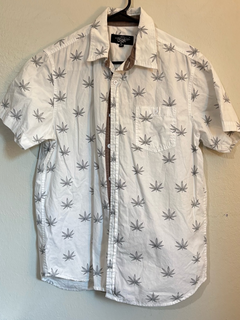 Eighty Eight festive White Short-Sleeve Button-Down Shirt with brown Leaf Print